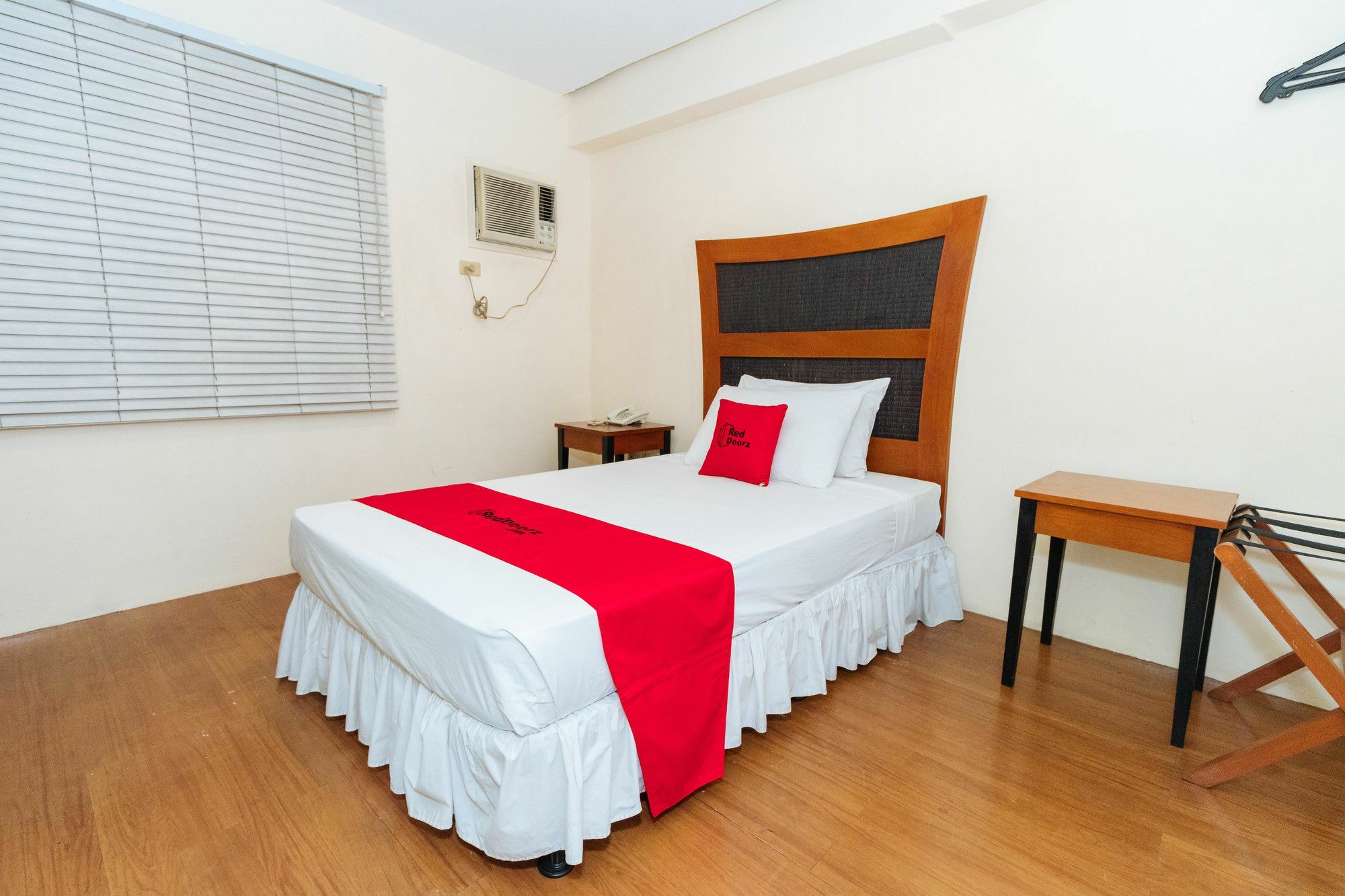 Reddoorz @ Amorsolo Makati Makati City Esterno foto