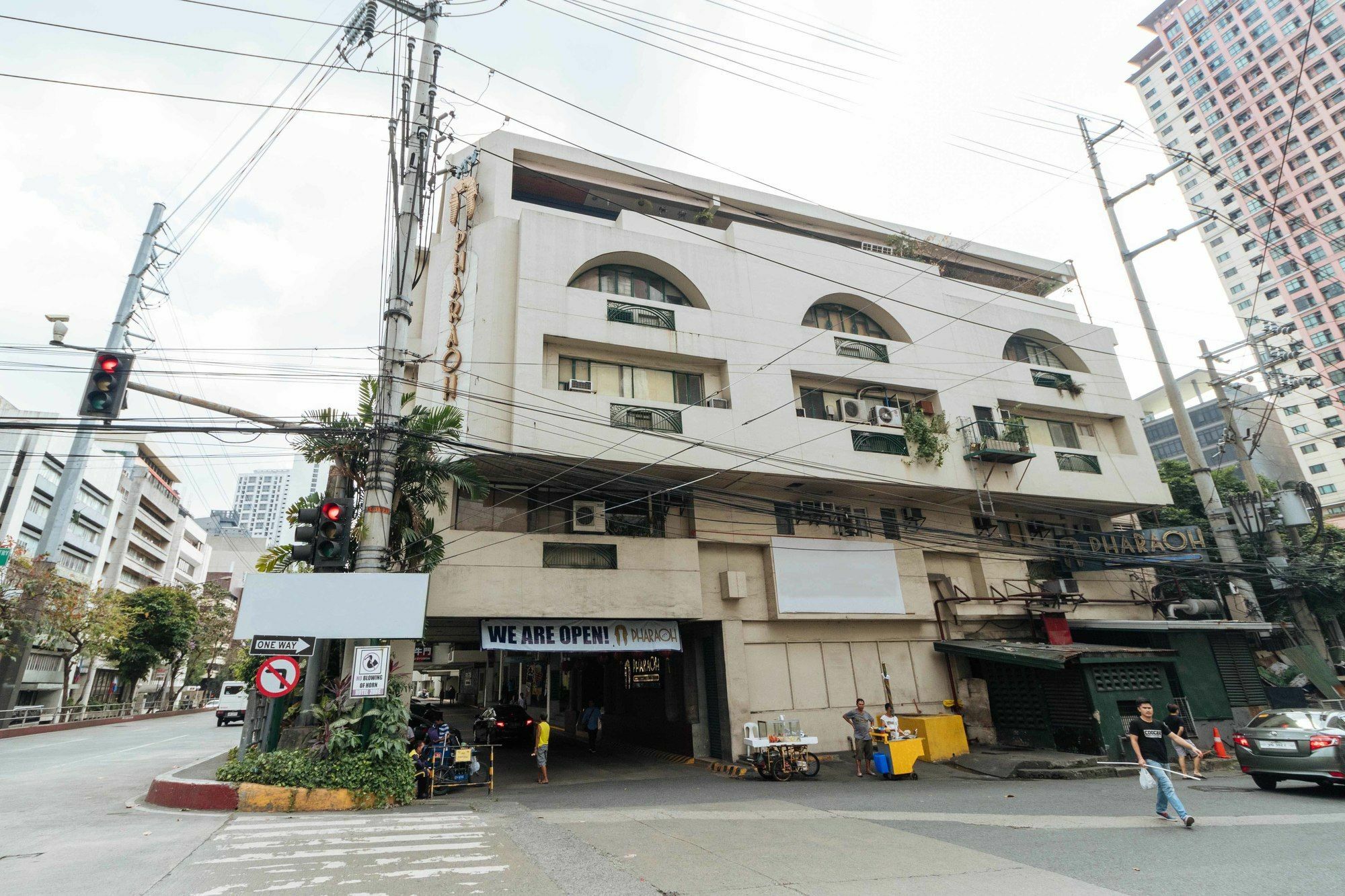 Reddoorz @ Amorsolo Makati Makati City Esterno foto